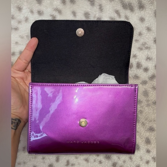 MARC JACOBS GLOSSY CLUTCH / COSMETIC BAG - Picture 4 of 8